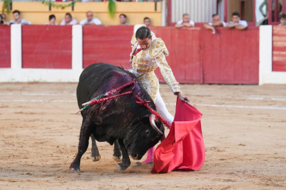 Darío Domínguez en la corrida de toros del 6 de agosto en las fiestas de Íscar. J. M. LOSTAU