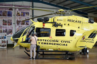 El consejero de Medio Ambiente, Vivienda y Ordenación del Territorio, Juan Carlos Suárez-Quiñones, presenta el nuevo helicóptero de rescate de la Agencia de Protección Civil y Emergencias. ICAL