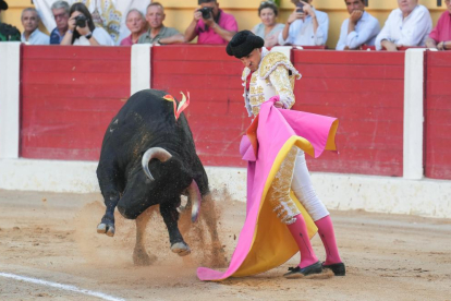 Darío Domínguez en la corrida de toros del 6 de agosto en las fiestas de Íscar. J. M. LOSTAU