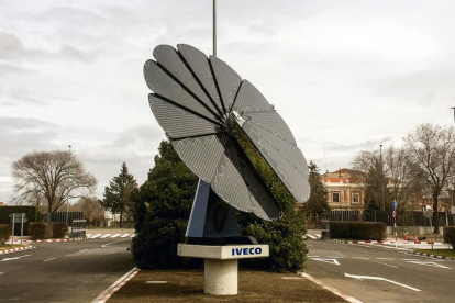 La planta de Iveco en Valladolid estrena la primera 'Smart Flower' fotovoltaica en la industria de Castillla y León-ICAL