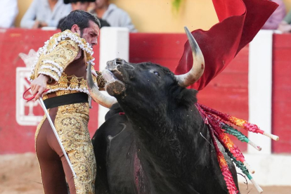 Emilio de Justo en la corrida de toros del 6 de agosto en las fiestas de Íscar. J. M. LOSTAU