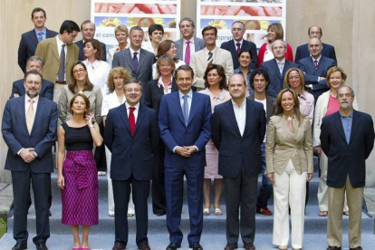 Foto de familia de la Ejecutiva del PSOE, en julio del 2004. JUAN MANUEL PRATS
