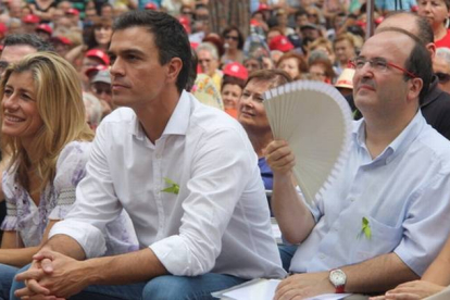 Pedro Sánchez y Miquel Iceta, en la Festa de la Rosa celebrada este domingo en Gavà.-Foto: ACN / JÚLIA PÉREZ