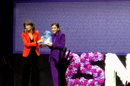 La ministra de Igualdad, Ana Redondo, entrega el premio a Evenka Fernández. X: @PatriCillero