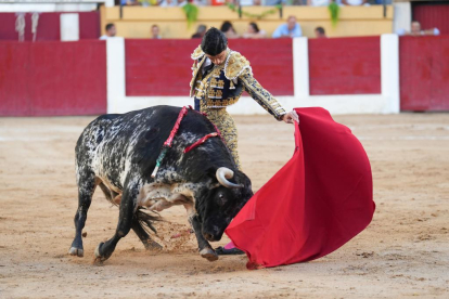 Pablo Aguado en la corrida de toros del 6 de agosto en las fiestas de Íscar. J. M. LOSTAU