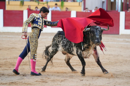 Pablo Aguado en la corrida de toros del 6 de agosto en las fiestas de Íscar. J. M. LOSTAU