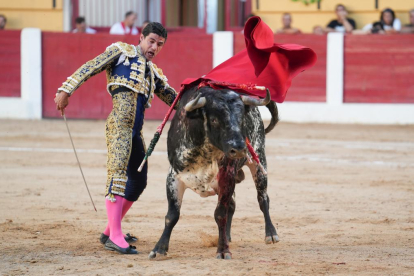 Pablo Aguado en la corrida de toros del 6 de agosto en las fiestas de Íscar. J. M. LOSTAU