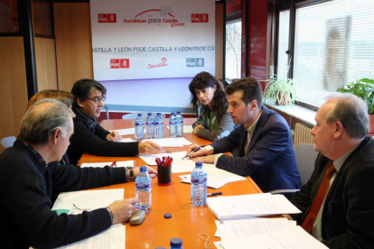 El secretario autonómico del PSOE, Luis Tudanca, se reúne con empresarios y vendedores de carburantes-Ical