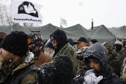 Un grupo de veteranos de guerra, concentrados en el campamento de Oceti Sakowin en plena nevada, cerca de Cannon Ball (Dakota del Norte), este lunes.-REUTERS / LUCAS JACKSON
