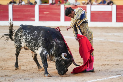 Pablo Aguado en la corrida de toros del 6 de agosto en las fiestas de Íscar. J. M. LOSTAU