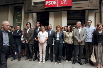 Minuto de silencio en la sede del PSOE de Ferraz, en Madrid, el 22 de septiembre del 2009, en repulsa contra el atentado en el que murió un militar de Santoña. Junto a Zerolo, Pajín, Valenciano, Blanco, Caldera y López-Aguilar. DAVID CASTRO