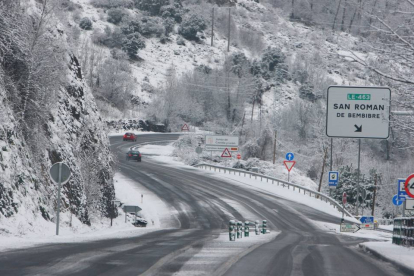 La carretera CL-631 a su paso por la localidad de Toreno (León), afectada por el temporal de nieve-Ical