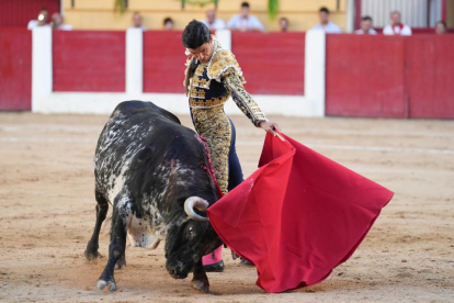 Pablo Aguado en la corrida de toros del 6 de agosto en las fiestas de Íscar. J. M. LOSTAU