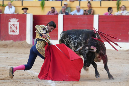 Pablo Aguado en la corrida de toros del 6 de agosto en las fiestas de Íscar. J. M. LOSTAU