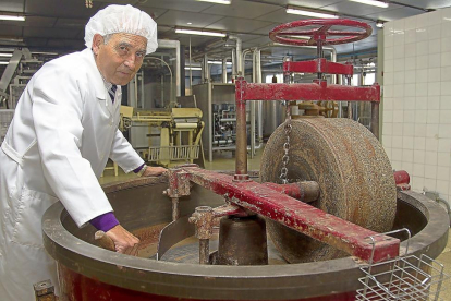 Teodoro Rodríguez López, gerente de la empresa, junto a una máquina de afinar.-M.D.