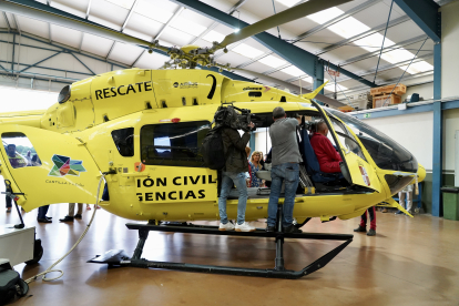 El consejero de Medio Ambiente, Vivienda y Ordenación del Territorio, Juan Carlos Suárez-Quiñones, presenta el nuevo helicóptero de rescate de la Agencia de Protección Civil y Emergencias. ICAL