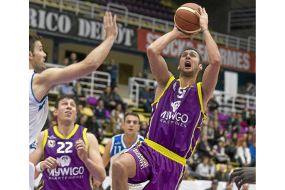 Sergi Pino arma el brazo para lanzar ante el punteo de Coego-Pablo Requejo