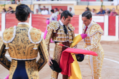 Darío Domínguez toma la alternativa y recibe los trastos de Emilio de Justo en la corrida de toros del 6 de agosto en las fiestas de Íscar. J. M. LOSTAU