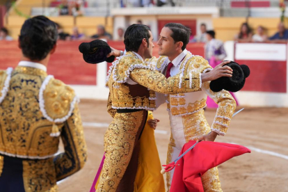 Darío Domínguez toma la alternativa y recibe los trastos de Emilio de Justo en la corrida de toros del 6 de agosto en las fiestas de Íscar. J. M. LOSTAU