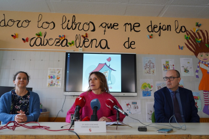 Rocío Lucas, consejera de educación, presenta las nuevas medidas de reforma y sustitución de los centros. ICAL