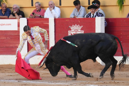 Darío Domínguez en la corrida de toros del 6 de agosto en las fiestas de Íscar. J. M. LOSTAU