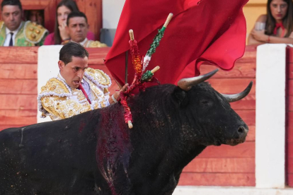 Darío Domínguez en la corrida de toros del 6 de agosto en las fiestas de Íscar. J. M. LOSTAU