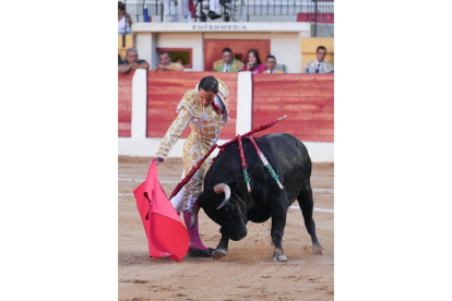 Darío Domínguez en la corrida de toros del 6 de agosto en las fiestas de Íscar. J. M. LOSTAU