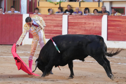 Darío Domínguez en la corrida de toros del 6 de agosto en las fiestas de Íscar. J. M. LOSTAU