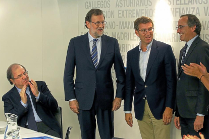 Herrera aplaude al candidato gallego Alberto Nuñez Feijó y al vasco Alfonso Alonso, en presencia de Mariano Rajoy, ayer en Madrid.-ICAL