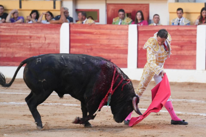 Darío Domínguez en la corrida de toros del 6 de agosto en las fiestas de Íscar. J. M. LOSTAU