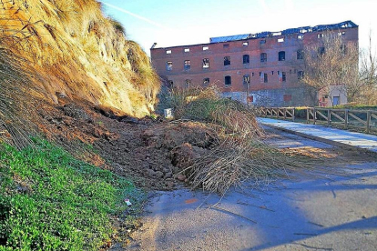 Imagen del desprendimiento del talud junto a a la antigua fábrica de harinas de Simancas, en febrero de este año.-D.V.