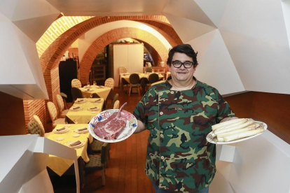 Juan José Taboada (Jota) es un apasionado de la caza. En la imagen sostiene dos ingredientes que no faltan en su cocina: la carne y el espárrago de Tudela de Duero, producto de proximidad-J.M. LOSTAU