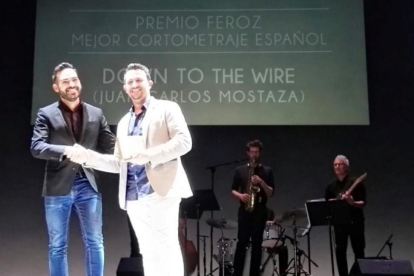 Juan Carlos Mostaza recoge su premio por el corto ‘Down to the wire’.-EL MUNDO