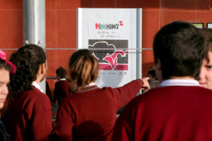 Un grupo de escolares frente al cartel de la Miniminci en el Centro Cultural Miguel Delibes-Ical