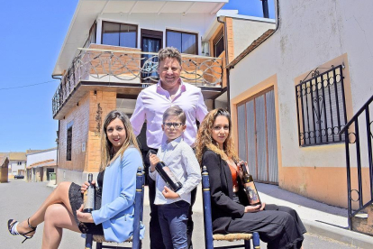 Alberto Madruga y María Rodríguez, con sus hijos, Eva y Julián, en la bodega familiar situada en Tardáguila, en la Armuña salmantina.-