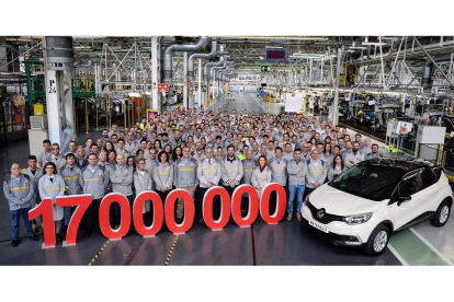El coche 17 millones es un Renault Captur, color blanco marfil y techo negro, con destino a un cliente de Francia.-ICAL
