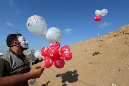 Lanzamiento de globos con combustible desde Gaza. /-REUTERS / IBRAHEEM ABU MUSTAFA