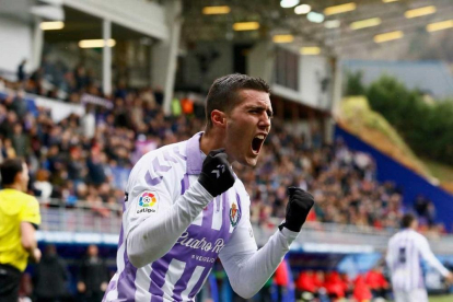 Guardiola celebra su gol en Ipurua que dio la victoria al Valladolid.-PHOTO-DEPORTE