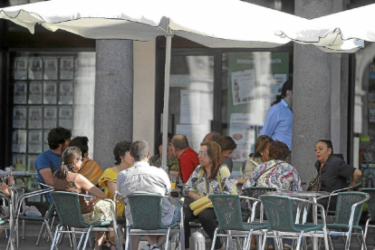 Un grupo de clientes en una de las terrazas de la Plaza Mayor. / E.M.