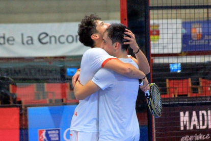 Agustín Tapia y Denis Perino se abrazan después de conseguir el triunfo que les metía en semifinales.-WPT