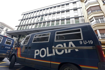 Furgones de la Policía Nacional ante el Ayuntamiento de León-ICAL