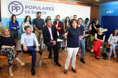 La precandidata a la presidencia del Partido Popular, Soraya Sáez de Santamaría, participa en un encuentro con afiliados en la sede provincial del Partido Popular de Burgos-Ricardo Ordóñez / ICAL