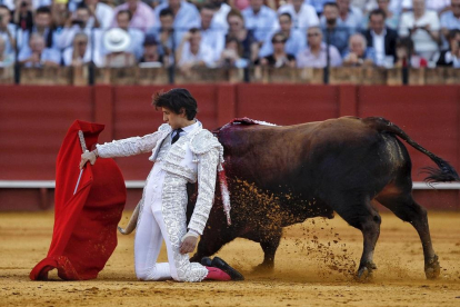 El torero Roca Rey en una corrida de toros en Sevilla.-JOAQUÍN ARJONA
