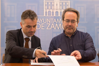 El Alcalde de Zamora, Francisco Guarido, y el Director General de Aquona, Jesús García, firman un convenio de colaboración para la creación de un Fondo Social.-ICAL