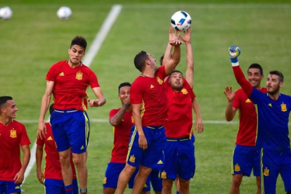 Los jugadores de la selección española, durante un entrenamiento en la isla de Ré.-AFP / PIERRE-PHILIPPE MARCOU