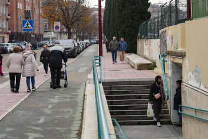 Paso peatonal y de bicicletas que une la calle de la Salud con la plaza Rafael Cano. J.M. LOSTAU