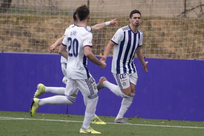Miguel celebra uno de los dos goles que marcó ayer frente al Salamanca.-PABLO REQUEJO / PHOTOGENIC