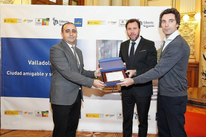 El alcalde recibe el título que acredita a Valladolid como Ciudad Amigable y Segura en movilidad.-E.M.
