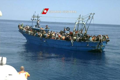 Imagen de archivo de de la Guardia Costera italiana, rescatando una embarcación de refugiados en el Mediterráneo.-Foto: GUARDIA COSTERA ITALIANA