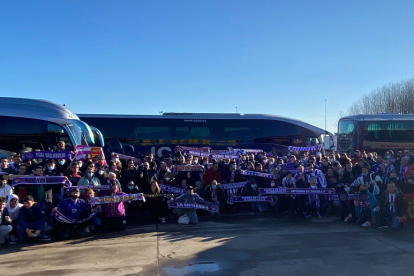 Afición del Real Valladolid en el desplazamiento a Oviedo. / FDPRV